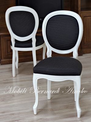 Sedia classica con finitura colore bianco e imbottita nella seduta e nello schienale